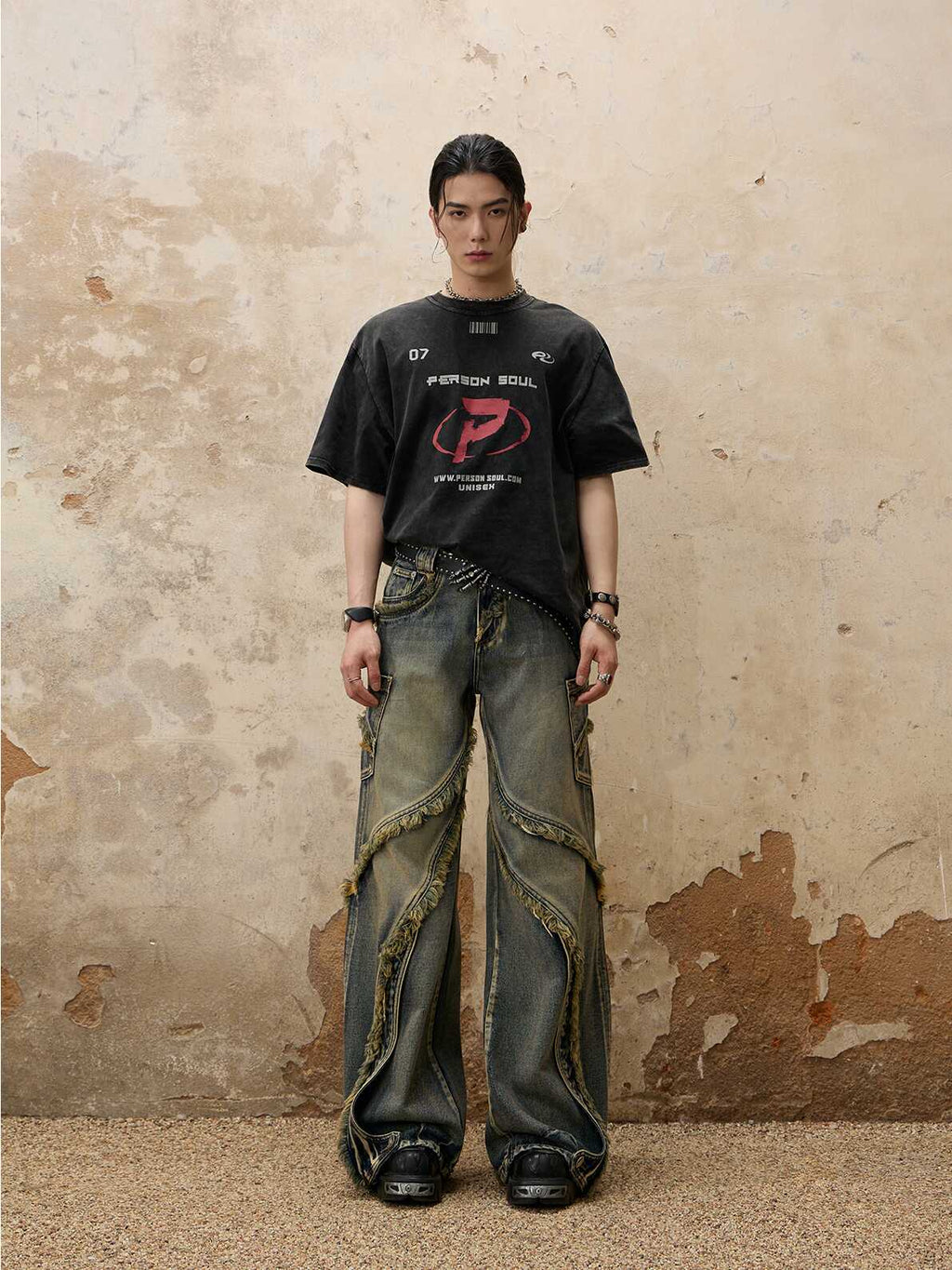 Fluid-structured Raw-edge Jeans