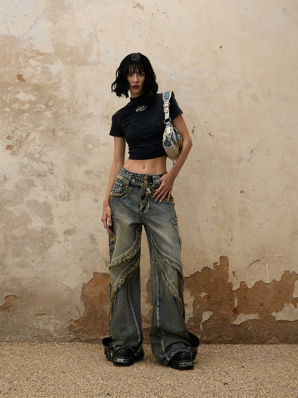 Fluid-structured Raw-edge Jeans