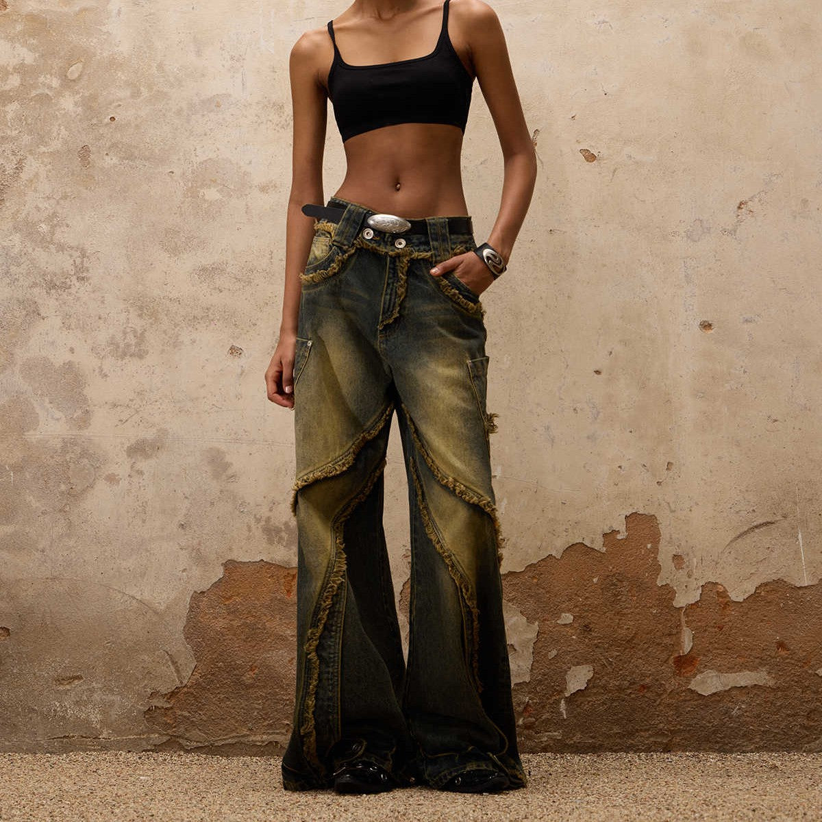 Fluid-structured Raw-edge Jeans