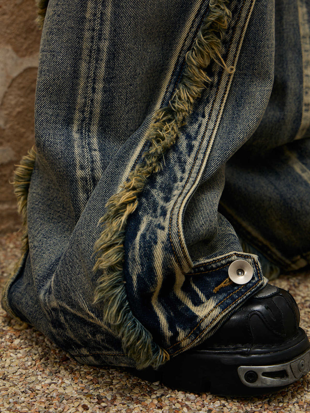 Fluid-structured Raw-edge Jeans