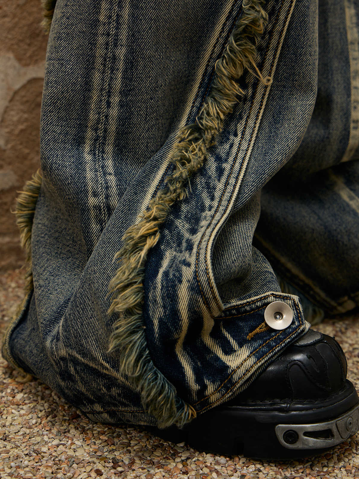 Fluid-structured Raw-edge Jeans